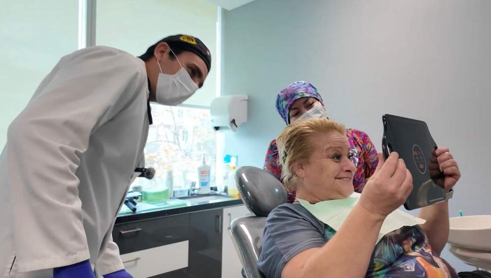 Johana viendo su planificación digital