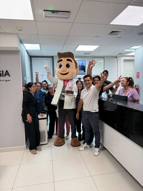 Equipo Full Arch Chile con Dr. Titan mascota